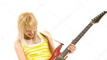 Девочка 11-15 лет,умеет играть на классической или электро-гитаре!!!!