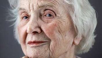 Красивая, очень пожилая (!) женщина в возрасте вокруг 70 лет европейской внешности/стоковое видео