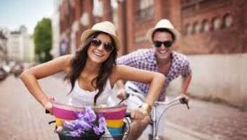 Девушка и парень для имиджевого ролика о велосипедах