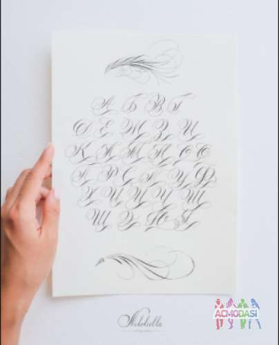 Девушка с калликрафическим почерком