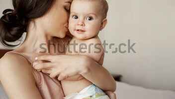 Мама с младенцем на стоковую съемку боди-позитив