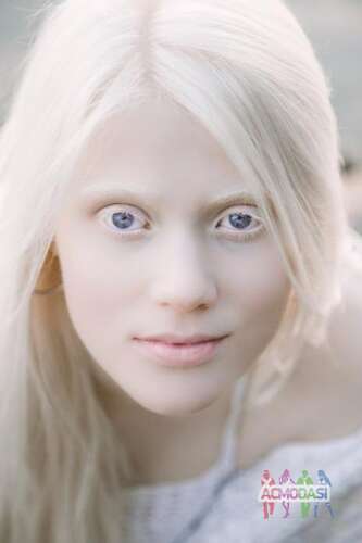 Модель альбинос для показа и фотосессии 