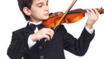Терміново!!! Хлопчик, який грає на скрипці. Відеозйомка!