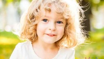 Сетловолосая девочка-кудряшка, 4-5 лет