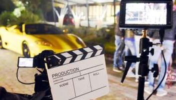 Режиссер создает клипы на бартерных условиях