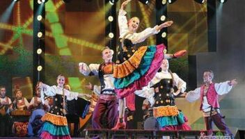 Танцоры в балет.Народники, Folk dance. Турция. С мая по октябрь 