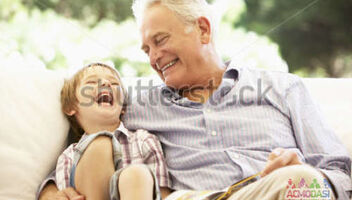 Красивый дедушка с седыми волосами (стоковое видео)