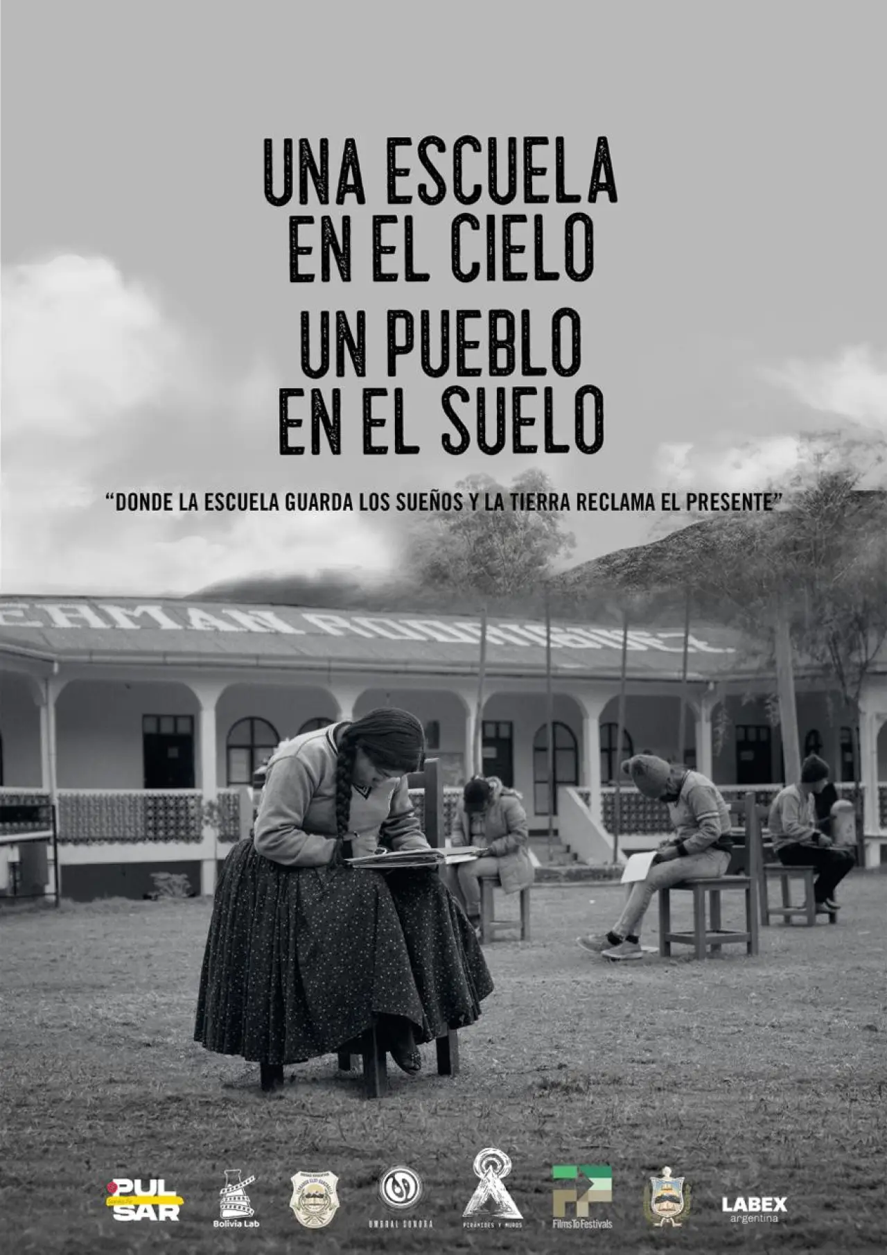 Постер до фільму "Una escuela en el cielo, un pueblo en el suelo"
