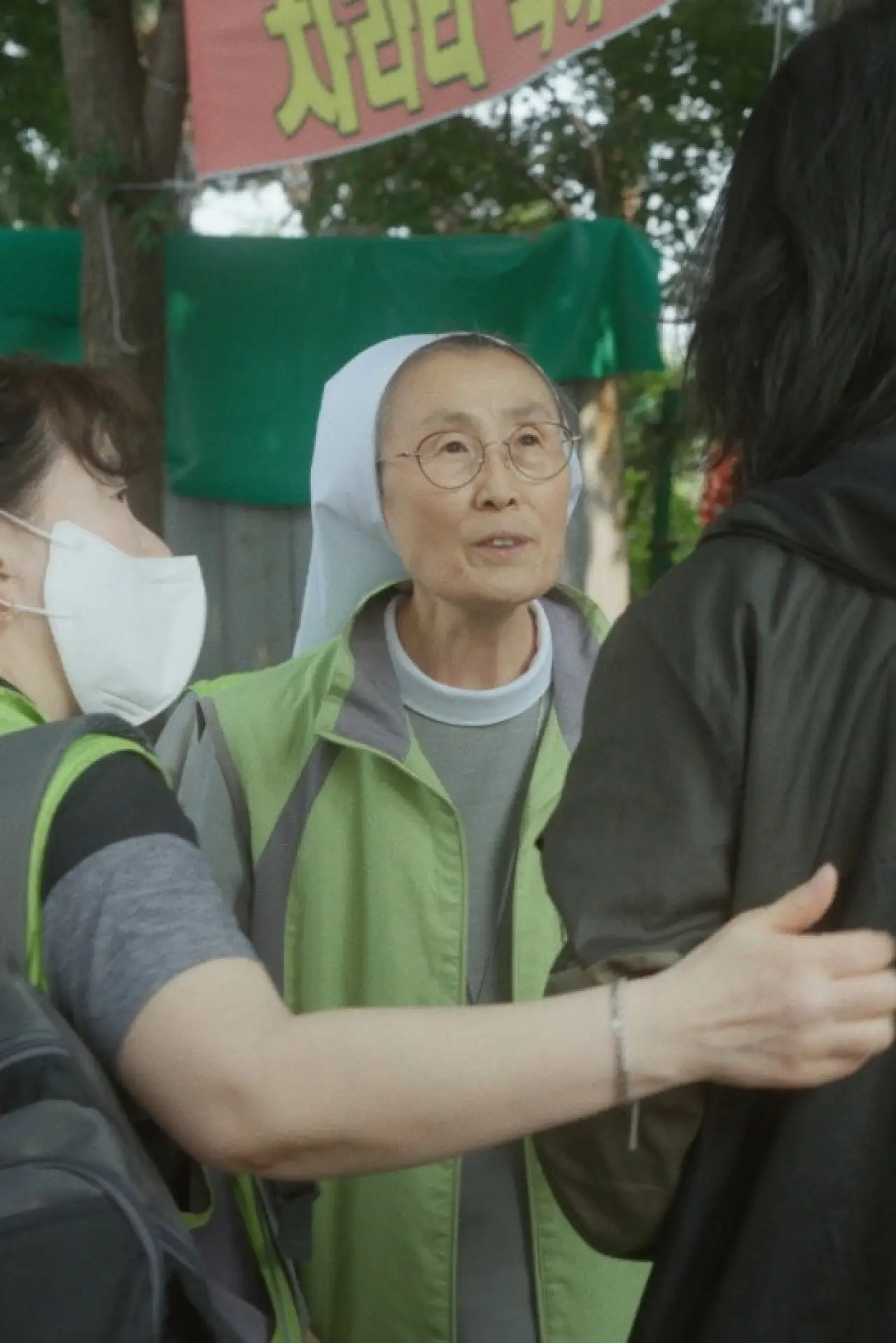 Постер до фільму "사랑, 우린 멀리 이곳에"