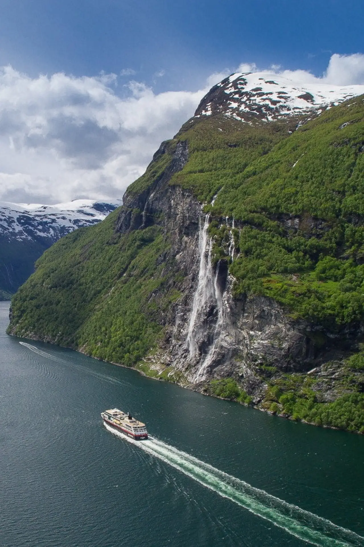 Постер до фільму "Fjorde, Nordkap und Polarlicht - Norwegens legendäre Hurtigruten"