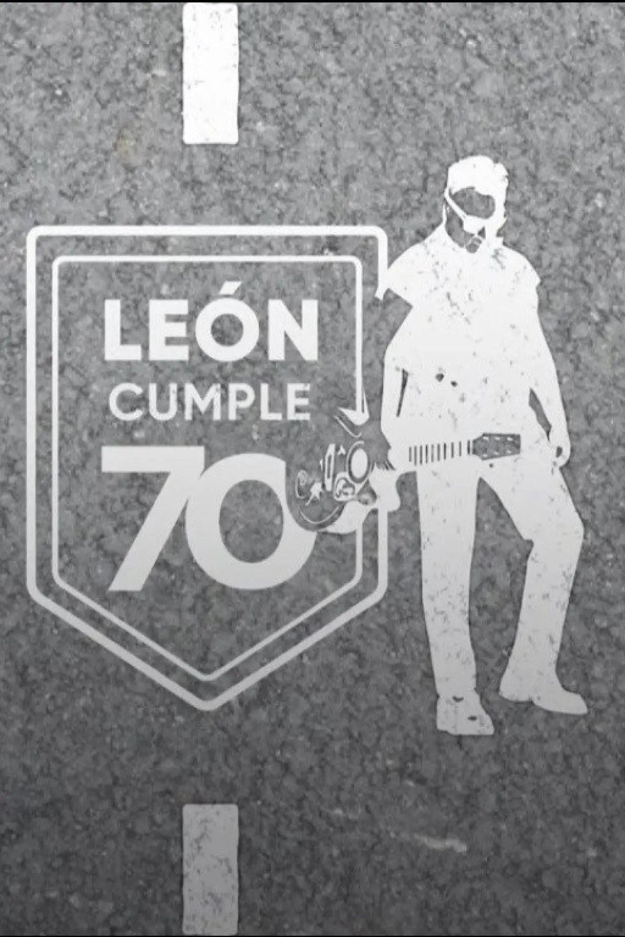 Постер до фільму "León cumple"