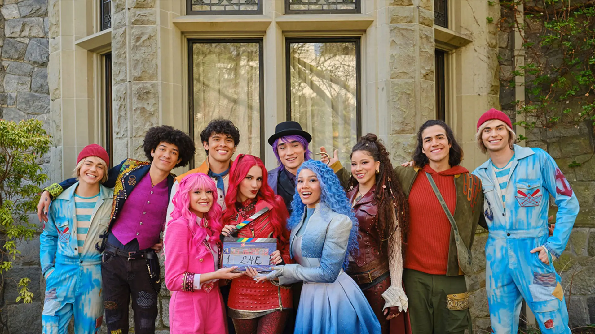 Відео до фільму Descendants: Wicked Wonderland | Here's your first look at the logo for Descendants: #WickedWonderland. ❤️ #DisneyDescendants