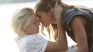 Задник до фильму"Нижче її губ" #772070