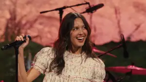 Задник до фильму"Billions Club Live with Olivia Rodrigo: A Concert Film" #823058