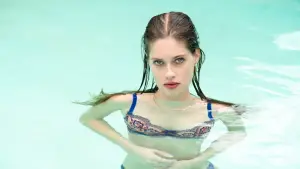 Задник до фильму"The Girl in the Pool" #705523