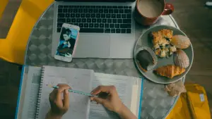 Задник до фильму"Усім хлопцям: P.S. Досі кохаю" #812343