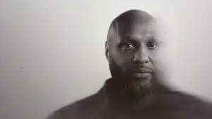 Задник до фильму"Untold: The Death & Life of Lamar Odom" #771005