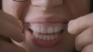 Задник до фильму"Des dents blanches... au rire jaune !" #774158