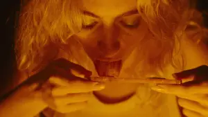 Задник до фильму"Αγαπούσε τα Λουλούδια Περισσότερο" #785513