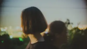 Задник до фильму"Em bé đồng bóng, em bé ngạo nghễ và em bé đau lòng" #777077