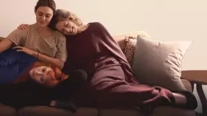 Задник до фильму"Його три доньки" #641328