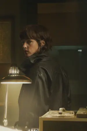 Постер до фильму"Вона в пітьмі йде" #606364