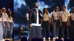 Задник до фильму"La fête de la chanson française - 20 ans d