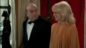 Задник до фильму"Високий блондин у чорному черевику" #247583