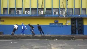 Задник до фильму"Le Serpent à Bonanjo" #778357