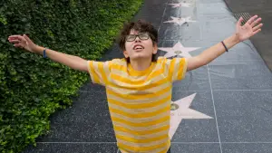 Задник до фильму"Езра: Неналежна поведінка" #663298