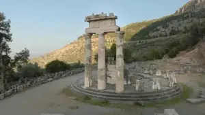 Задник до фильму"Delphes, nombril du monde" #774812