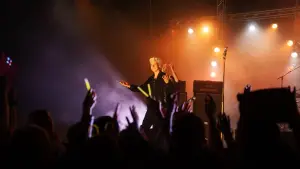 Задник до фильму"No Hit Wonder" #768121