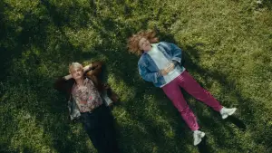 Задник до фильму"How to Be Normal and the Oddness of the Other World" #781582