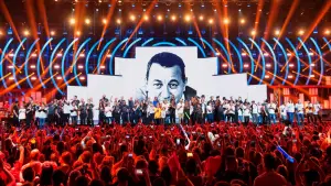 Задник до фильму"Les Enfoirés 2025 - Au pays des Enfoirés" #881040