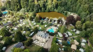 Задник до фильму"Le camping, un siècle de bonheur français" #929543