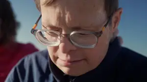 Задник до фильму"Une Place pour Eux ? Vieillir avec la Trisomie 21" #779217