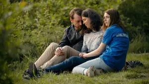 Задник до фильму"Holly" #757947