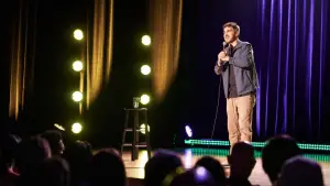 Задник до фильму"Mark Normand: None Too Pleased" #772607