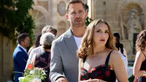 Задник до фильму"Caught by Love" #793612