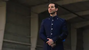 Задник до фильму"Таємне товариство другонароджених членів королівської сім’ї" #269211