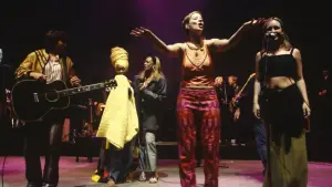 Задник до фильму"Lilith Fair: Building a Mystery" #845178