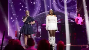 Задник до фильму"La fête de la chanson française - 20 ans d