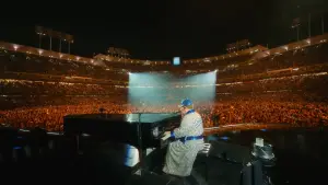 Задник до фильму"Elton John: Never Too Late" #792388