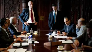 Задник до фильму"Завеликі для банкрутства" #419236