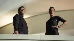 Задник до фильму"Встигнути за Джонсами" #385117