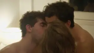 Задник до фильму"Un movimiento extraño" #757373