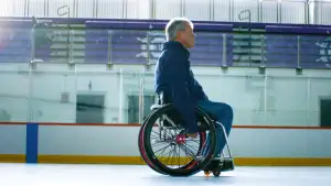 Задник до фильму"Ice Gold: A Journey from Worst to First" #794386