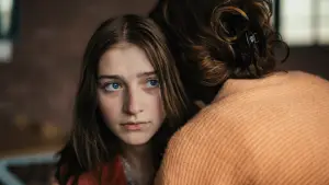 Задник до фильму"Holly" #757946