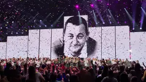 Задник до фильму"Les Enfoirés 2025 - Au pays des Enfoirés" #881031