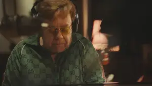Задник до фильму"Elton John: Never Too Late" #792379